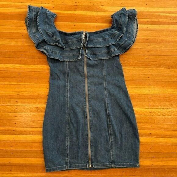 Guess Rosaleeah Chambray blue denim off the shoulder ruffle mini dress NWT - Picture 2 of 5